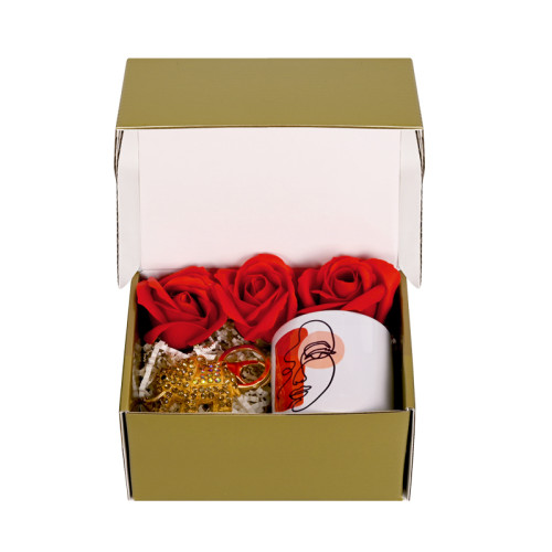 Подаръчен комплект "Честит Празник" с чаша, сапунена роза и метален ключодържател "Слонче"